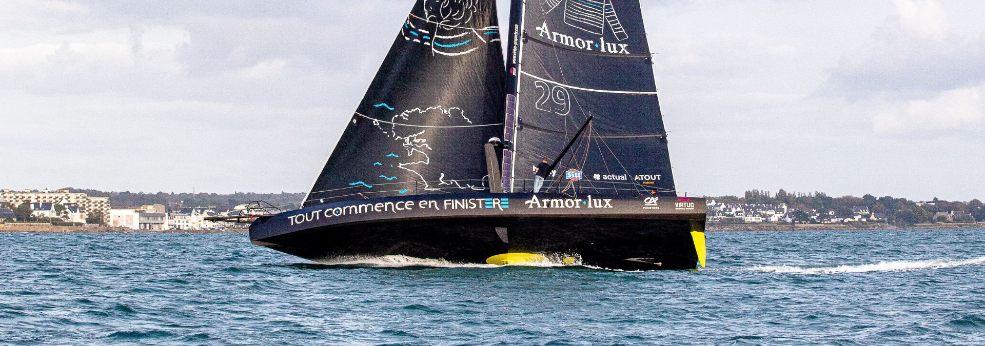 Superbe vue sur l’IMOCA Tout commence en Finistère x Armor-Lux de Jean Le Cam, à l’entraînement en mer