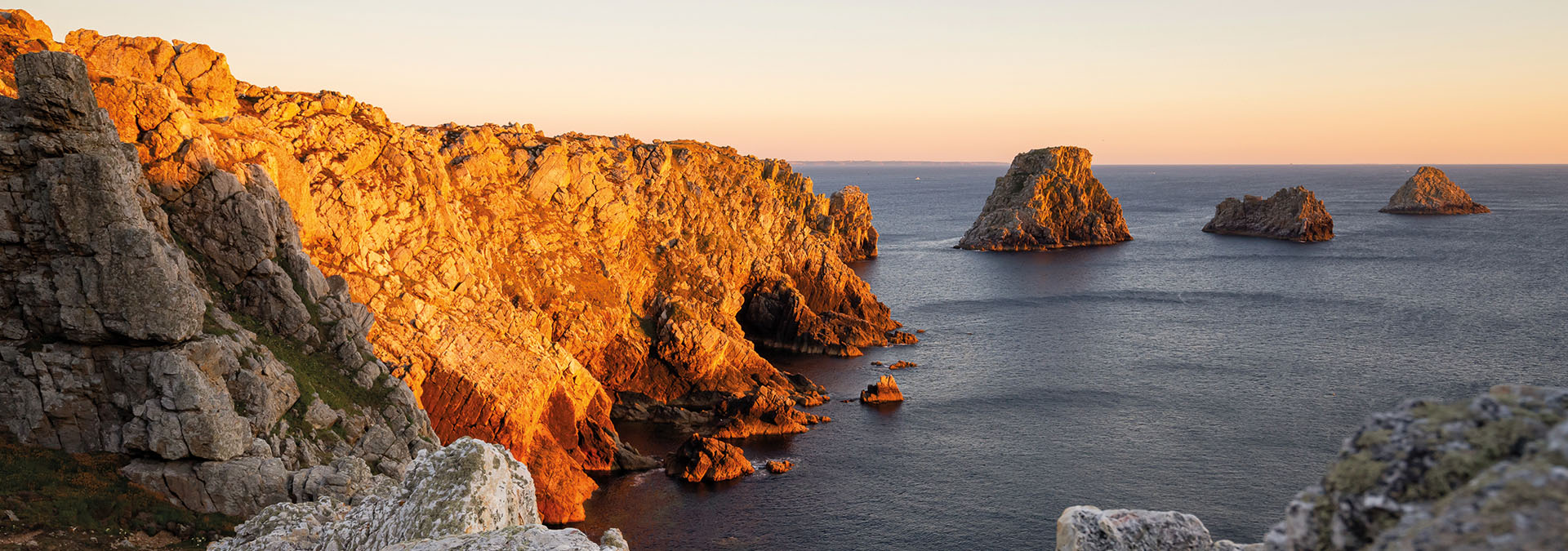 Superbe coucher de soleil sur la Pointe de Pen-Hir et les Tas de Pois en Presqu'île de Crozon.