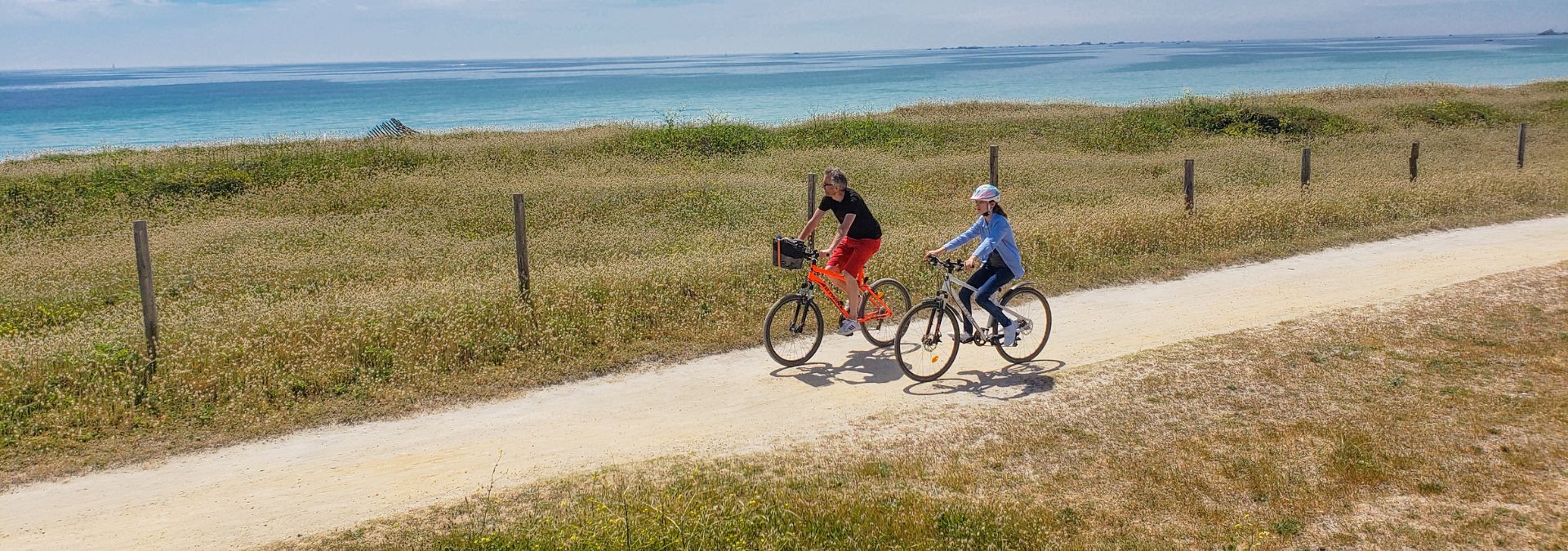 Balade à vélo sur la Véloroute 45 le long du littoral du Pays Bigouden en Finistère Sud.