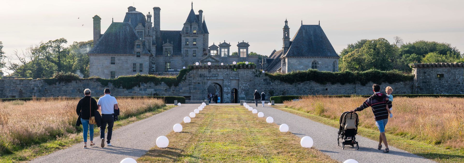 Vue sur l’allée et la façade Renaissance du Château de Kerjean à Saint-Vougay, Finistère.
