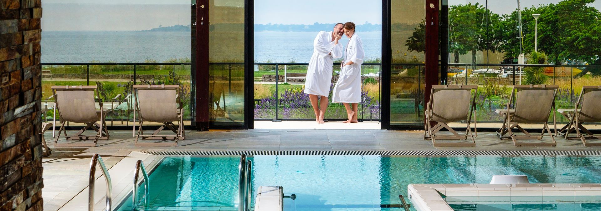 Piscine de spa marin avec vue sur la mer dans un centre de thalassothérapie à Concarneau.