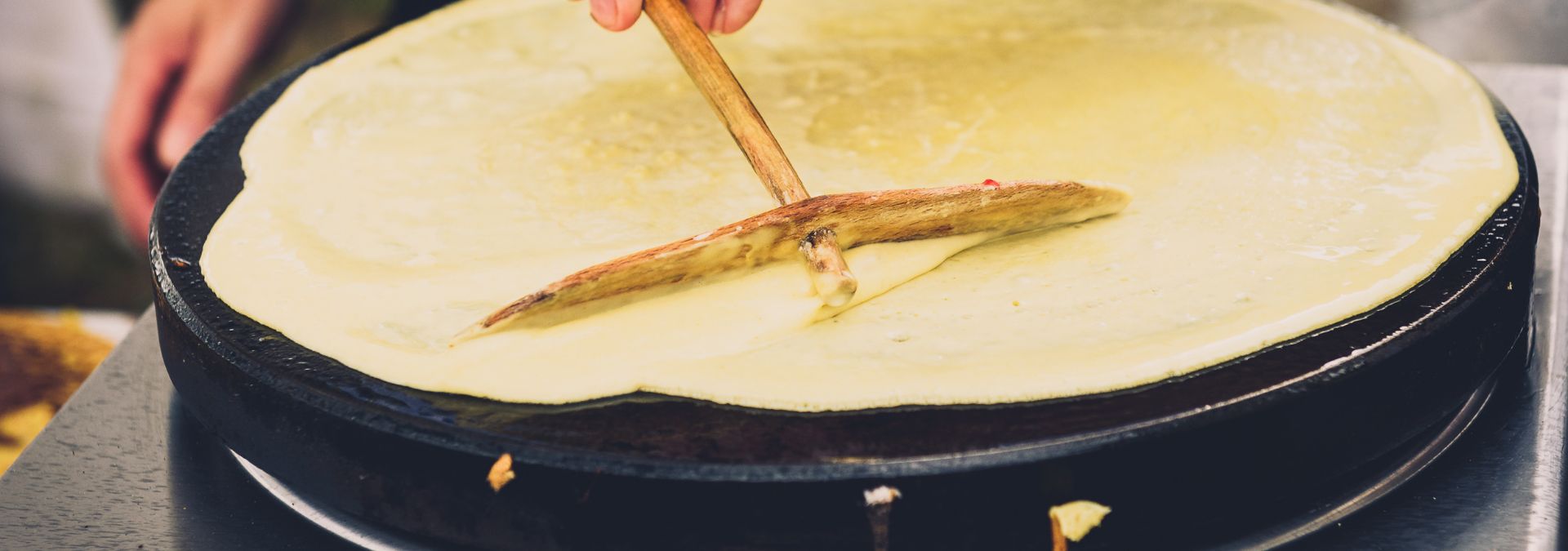 Cuisson d’une crêpe sur un billig avec un rozell en bois.