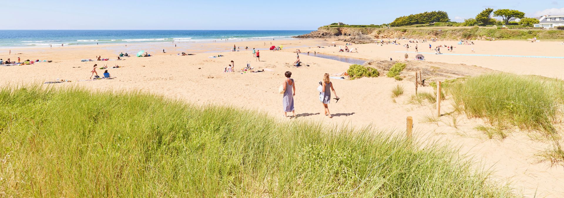 Promeneuses descendant vers la plage de Bellangenet à Clohars-Carnoët dans le Finistère sud.