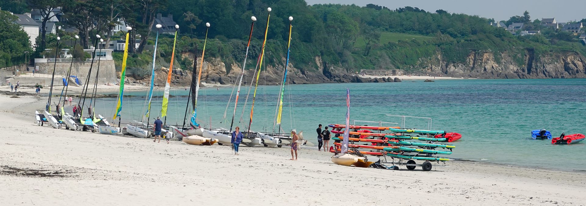 Catamarans et équipements nautiques installés sur la plage du Trez Hir à Plougonvelin.