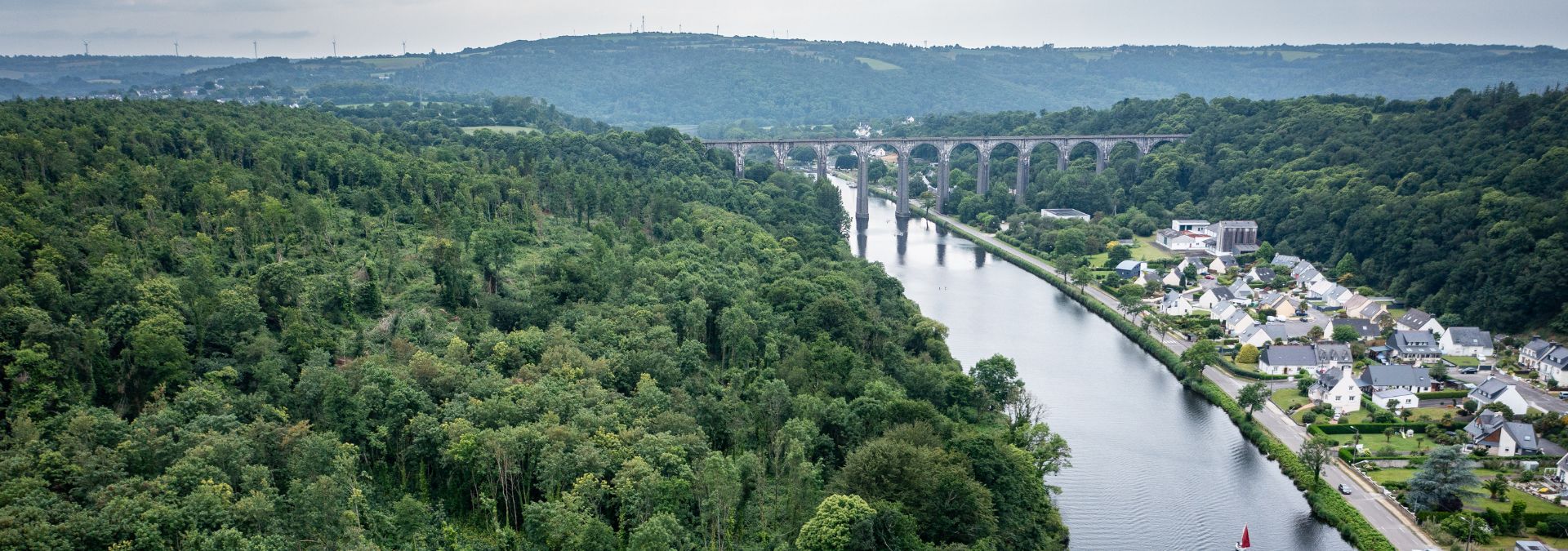 Vue aérienne du viaduc de Port-Launay franchissant le canal de Nantes à Brest dans le Finistère.