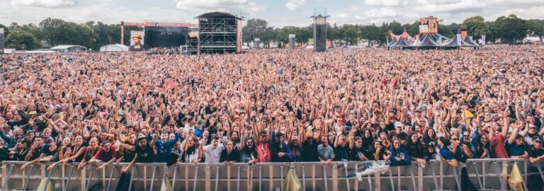 Des dizaines de milliers de festivaliers rassemblés devant la Grande Scène des Vieilles Charrues à Carhaix, dans le Finistère.