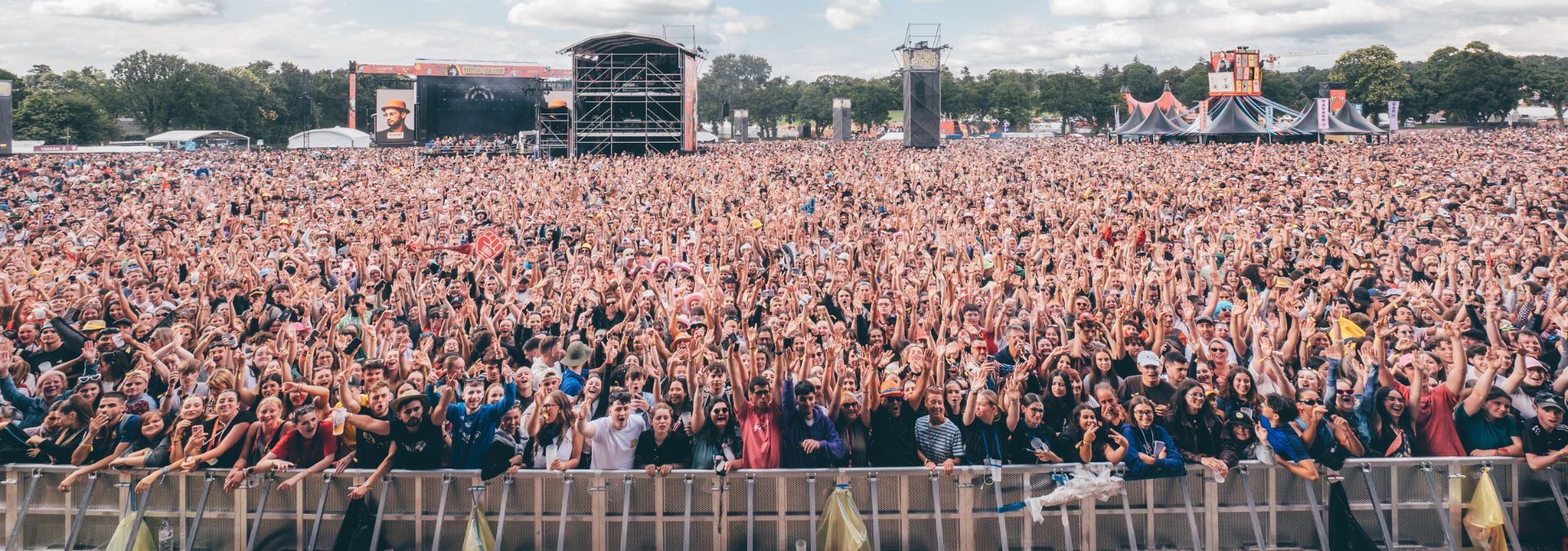 Des dizaines de milliers de festivaliers rassemblés devant la Grande Scène des Vieilles Charrues à Carhaix, dans le Finistère.