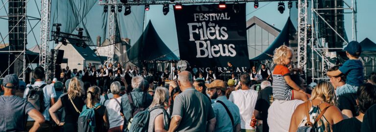 Une foule assiste à un concert sur la grande scène du Festival des Filets Bleus à Concarneau, dans le Finistère.