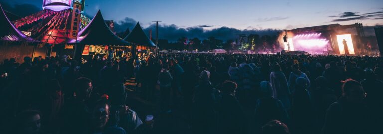 Grande scène et foule de festivaliers lors d'un concert au Festival des Vieilles Charrues à Carhaix.
