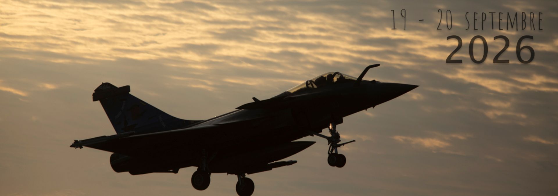 Avion de chasse en vol au coucher du soleil avec les dates du Breizh Air Show 2026, les 19 et 20 septembre.
