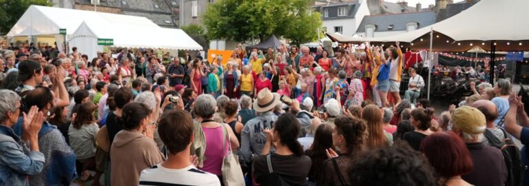 Public rassemblé autour d’une animation en plein air lors du Festival de cinéma de Douarnenez.