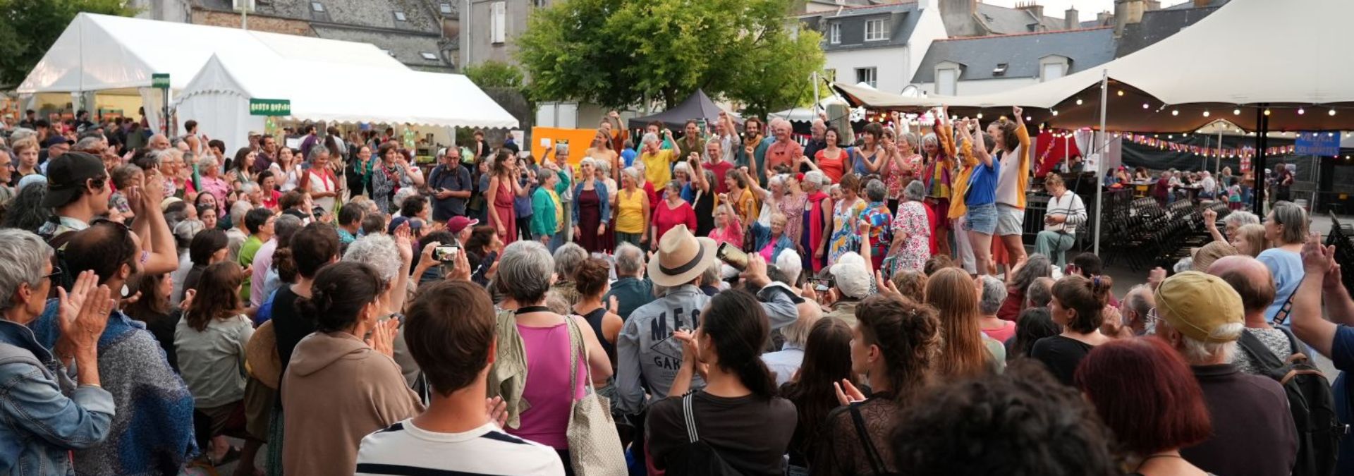 Public rassemblé autour d’une animation en plein air lors du Festival de cinéma de Douarnenez.