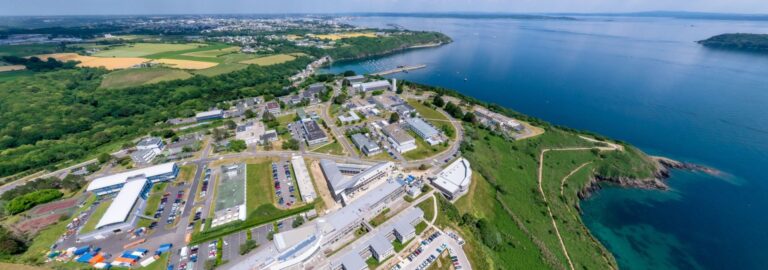 Vue aérienne du campus de l’Université de Bretagne Occidentale à Plouzané, au bord de la rade de Brest.