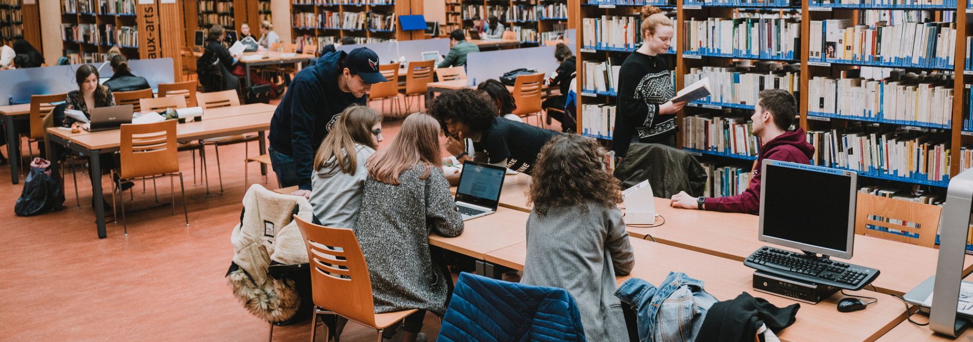Étudiants travaillant autour de tables dans la bibliothèque universitaire de l’UBO à Brest, dans le Finistère.