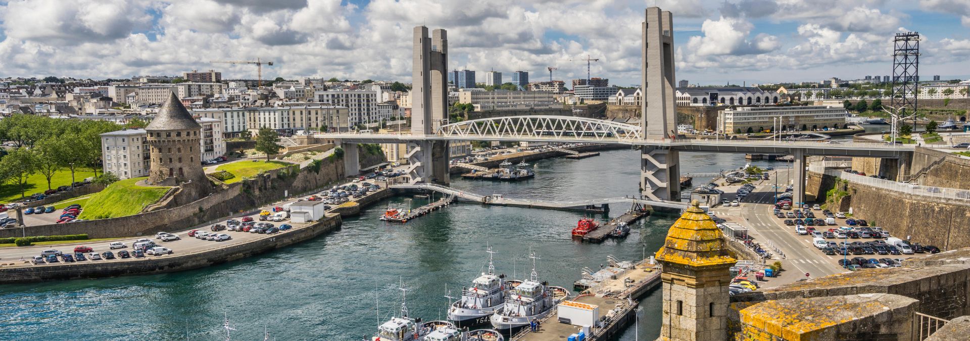 Vue panoramique sur la Penfeld, le pont de Recouvrance et la ville de Brest.