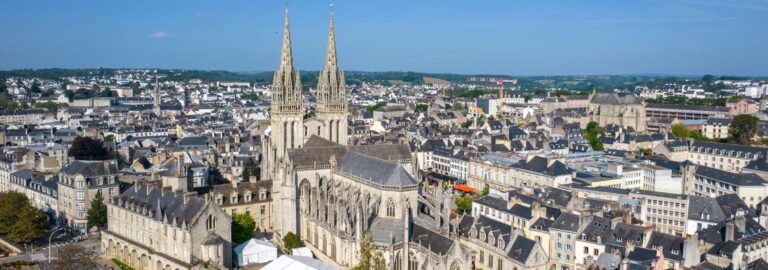 Vue panoramique sur Quimper avec la cathédrale Saint-Corentin au centre de la ville.